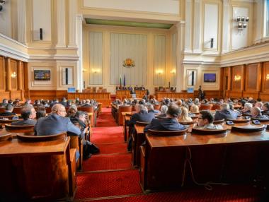 На първо четене: Депутатите криминализираха производството на акцизни стоки