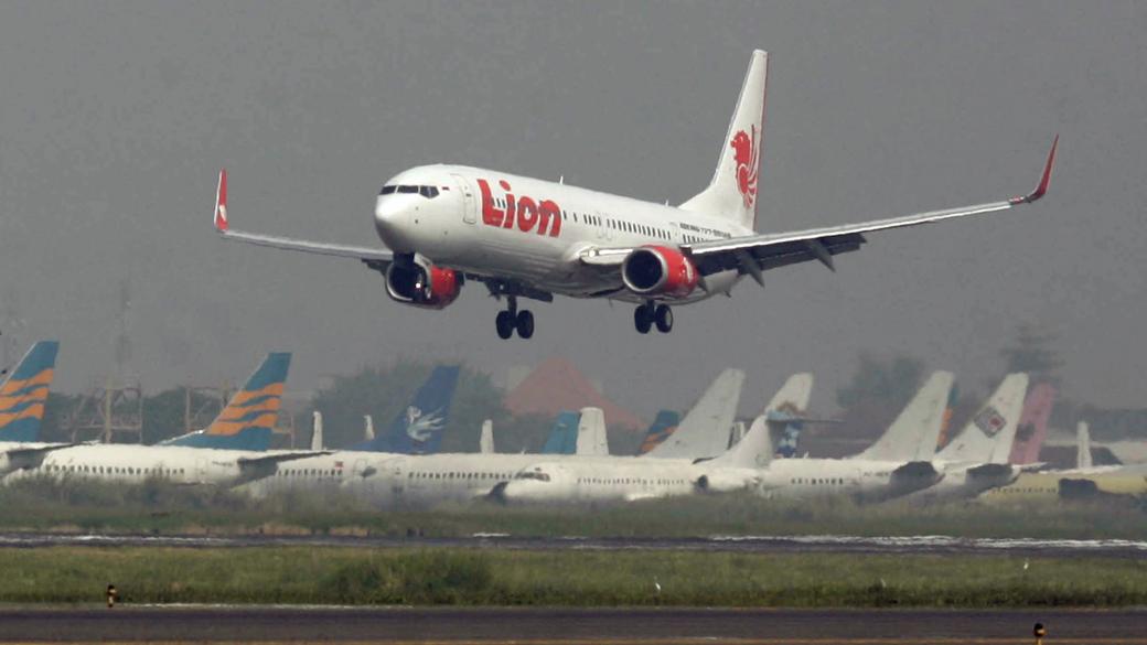 Самолет със 188 души на борда се разби минути след излитане