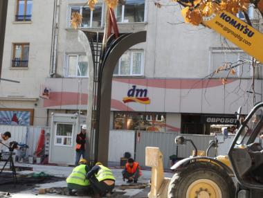 Започна монтирането на металните навеси на пл. „Славейков“