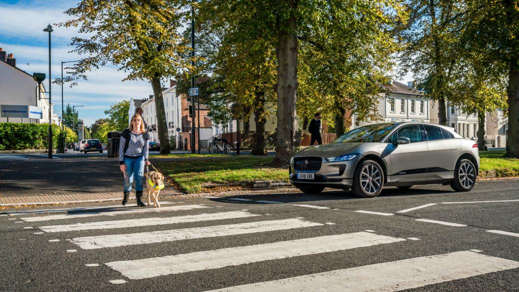 Jaguar I-PACE издава звук, който предпазва пешеходците