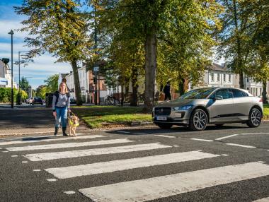 Jaguar I-PACE издава звук, който предпазва пешеходците