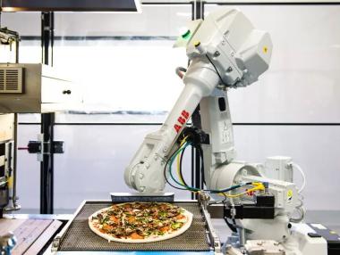 Робот, който прави пица, получи финансиране от $375 млн.