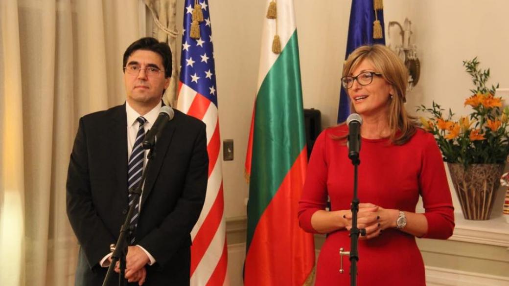 Захариева и Помпейо обсъждат в САЩ отпадането на визите за българи