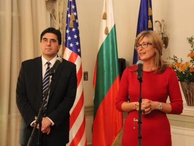 Захариева и Помпейо обсъждат в САЩ отпадането на визите за българи