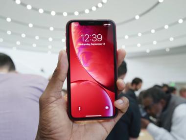 Apple намалява производството на iPhone XR, няма търсене