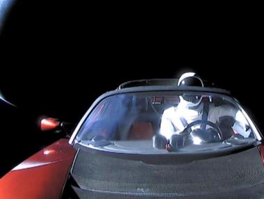 Колата на Мъск, която вече 8 месеца се рее в космоса, подмина Марс