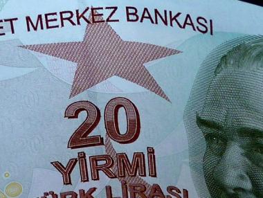 Турската лира поевтиня с почти 2%