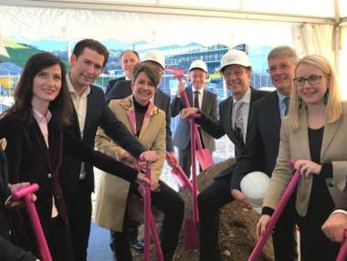 Мария Габриел и Себастиан Курц направиха първа копка на завод за чипове