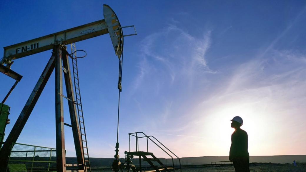Цената на петрола падна под 67 долара за барел (обновена)