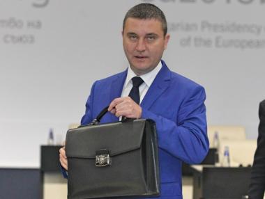 Горанов предлага касовият бон да показва ДДС и надценката на горивата