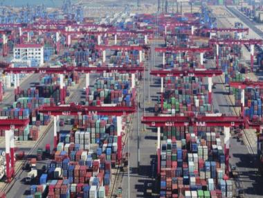 Търговската война удря доставките с контейнери