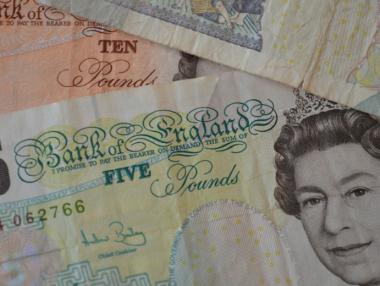 Срив на паунда след министерските оставки в Лондон