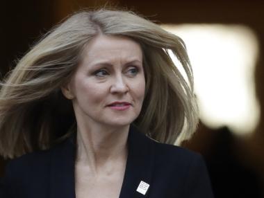 С трета министерска оставка правителството в Лондон върви към разпад