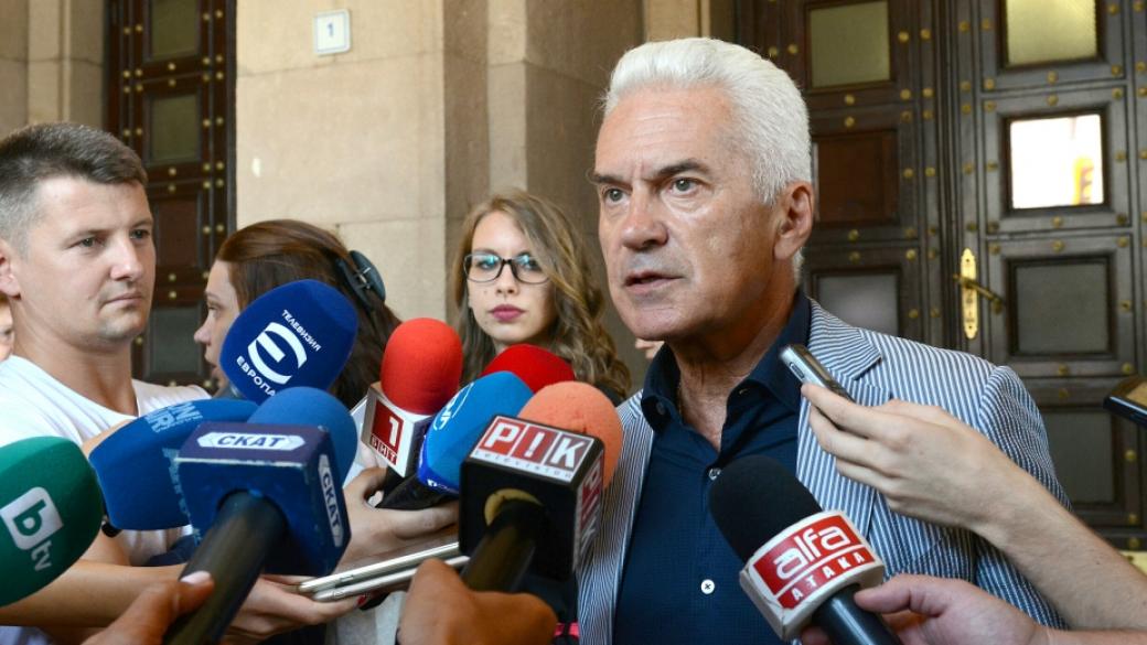 Сидеров с „дискретно” предложение и Каракачанов да подаде оставка