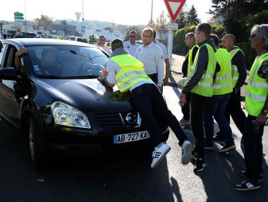 Един убит, стотици ранени и близо 300 арестувани при протестите срещу Макрон