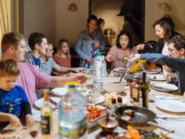 Facebook иска да знае с кого живеете и как