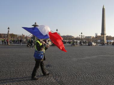 Протестиращи в Париж устроиха безплатен вход в Дисниленд