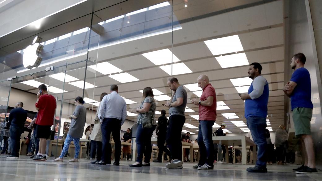 Apple съкращава доставките на iPhone за Коледа