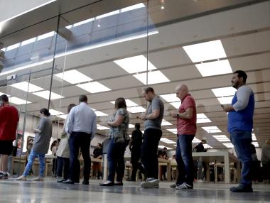 Apple съкращава доставките на iPhone за Коледа