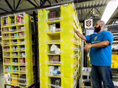 Работещи от Amazon в цяла Европа излизат на протест на „Черния петък“