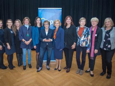 Мария Габриел е избрана за трети път за зам.-председател на ЕНП Жени