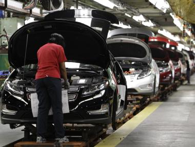 General Motors закрива 5 завода и съкращава 15% от служителите си