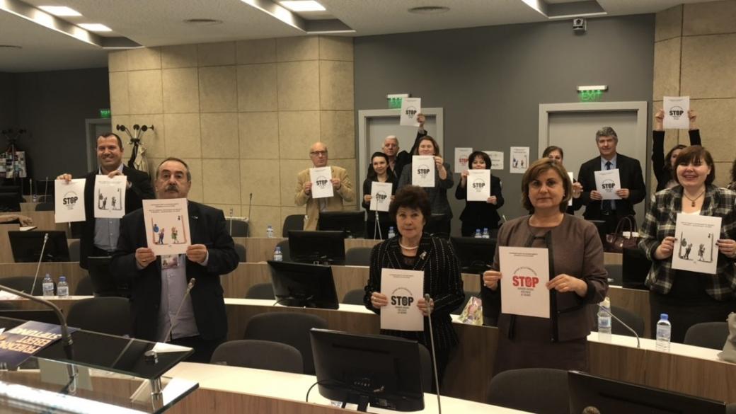 КНСБ: Жените в България печелят с 14.4% по-малко от мъжете