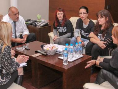 След среща в МС: Гарантирано финансиране за лични асистенти