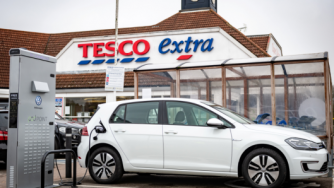 VW и Tesco правят най-голямата безплатна мрежа от зарядни станции във Великобритания