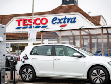 VW и Tesco правят най-голямата безплатна мрежа от зарядни станции във Великобритания
