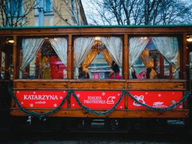 Коледен ретро трамвай на Катаржина Естейт зарадва децата