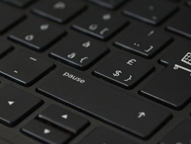 Българите купуват онлайн най-често дрехи