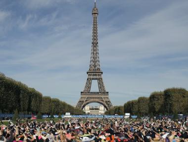 Протестите в Париж застрашават туризма и транспортния сектор