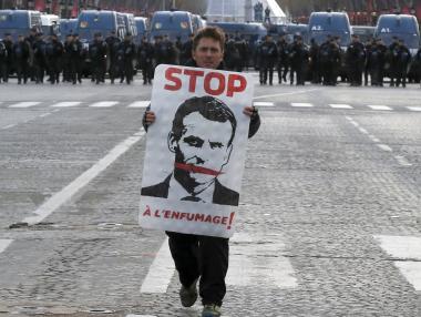 Париж днес: Затварят историческите символи и разполагат бронирани машини