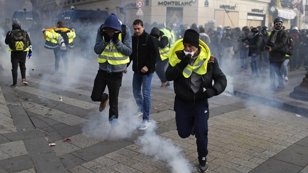 Водни оръдия срещу протестиращите в Париж, над 700 задържани в цяла Франция