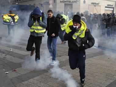 Водни оръдия срещу протестиращите в Париж, над 700 задържани в цяла Франция