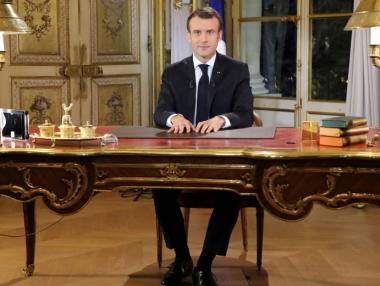 Под натиска на „жълтите жилетки“ Макрон вдига минималната заплата