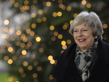 Тереза Мей оцеля във вота на недоверие, продължава битката за Brexit