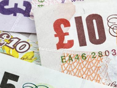 Паундът поскъпна заради оставането на Мей на власт