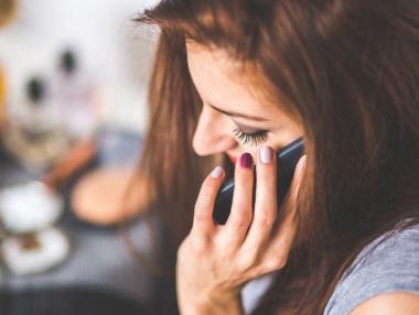 Компания дава $100 000 на хора, които се разделят с мобилния си телефон за година