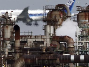 Опасения от свръхпредлагане замразиха цените на петрола