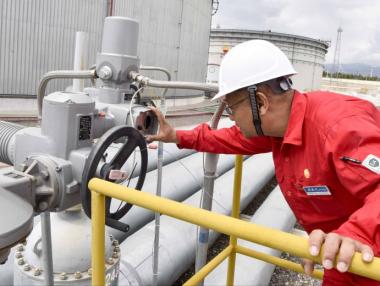 Цените на петрола падат за трета поредна сесия