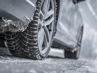 Как новите водачи да шофират безопасно в зимни условия