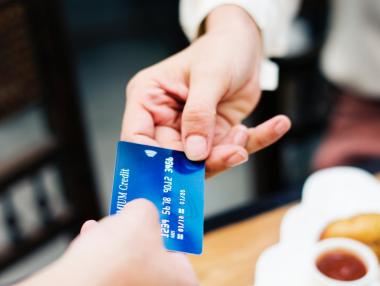 Твърде бързото навлизане на безкешови плащания крие и опасности