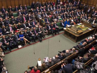 Разколът между британските министри и депутати се задълбочава