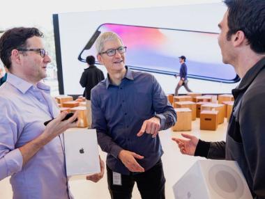 Apple купува Tesla, и още 5 скандални прогнози за 2019 година