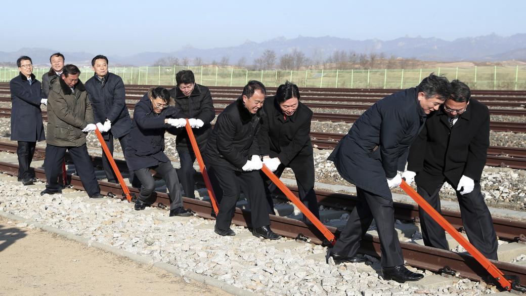 Северна и Южна Корея подновяват жп връзката си