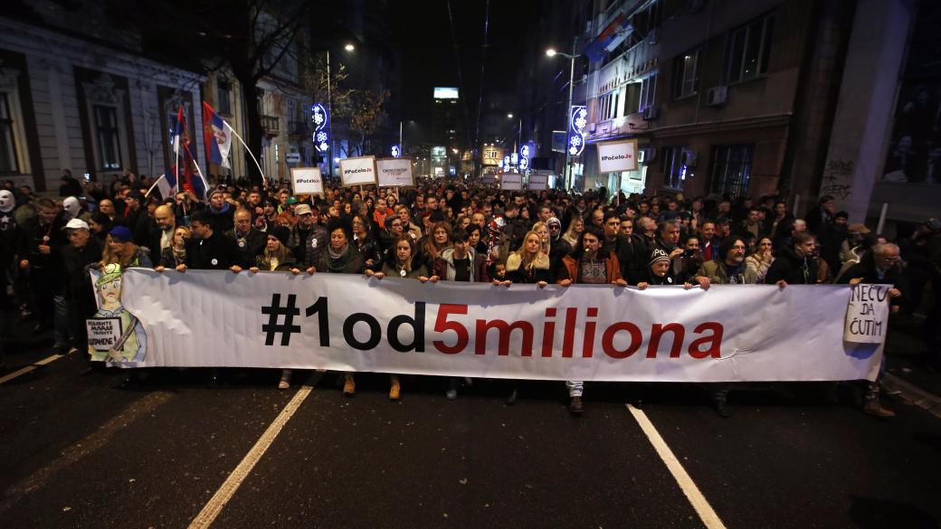 Хиляди в Сърбия отново скандираха „Вучич крадец“
