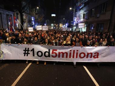 Хиляди в Сърбия отново скандираха „Вучич крадец“