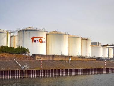 Петролът се срина в началото на годината